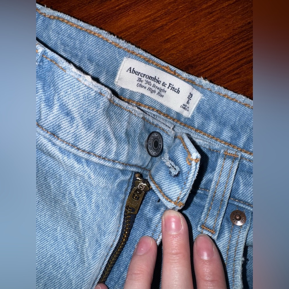 Abercrombie & Fitch 90s Straight Ultra High Rise Light Wash Jeans - Picture 5 of 5